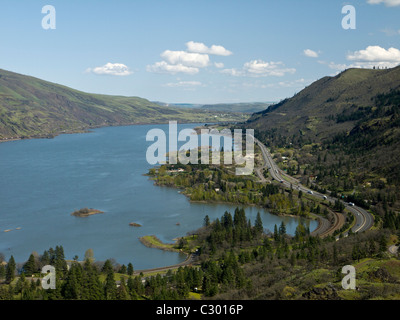 Blick nach Norden entlang des Columbia River Gorge zwischen Oregon und Washington, USA Stockfoto