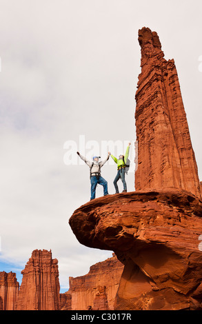 Team der Wanderer auf dem Gipfel von einem Turm aus Sandstein. Stockfoto