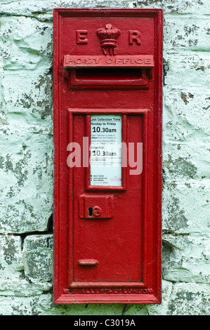 Wand Briefkasten mit E R Elizabeth Regina Cypher in Anker, Shropshire, Großbritannien Stockfoto