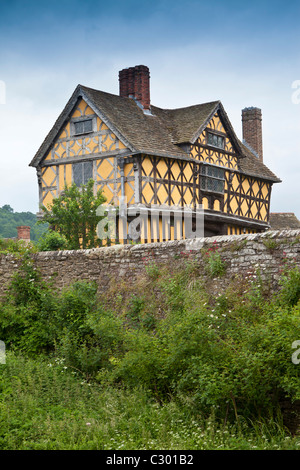 Das Fachwerk-Torhaus des mittelalterlichen Herrenhaus Stokesay Castle, in Shropshire, England Stockfoto