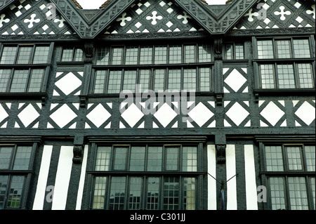 Tudor-Stil Fachwerk-Haus mit hellen Bleiglasfenster in Ludlow, Shropshire, UK Stockfoto