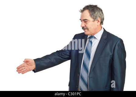 Reife Geschäftsmann steht im Halbfinale Profil und Gestikulieren Handshake isoliert auf weißem Hintergrund Stockfoto