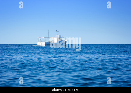 Altes Fischerboot auf dem offenen Meer Stockfoto
