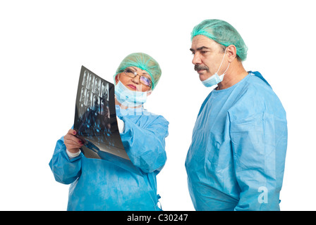 Zwei Reife Chirurgen zu überprüfen, Magnet-Resonanz-Tomographie und Gespräch isoliert auf weißem Hintergrund Stockfoto