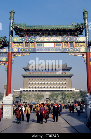 Peking, China. Chinesische Reisegruppe Spaziergänge unter Tor in den historischen Platz des himmlischen Friedens. 2009 © Bob Kreisel Stockfoto