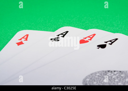 Vier Asse auf dem Tisch Stockfoto