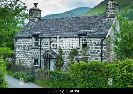 Traditionelles Steinhaus mit walisischen Schiefer Dach bei Llanfihangel-Y-Wimpel in Snowdonia, Wales Stockfoto