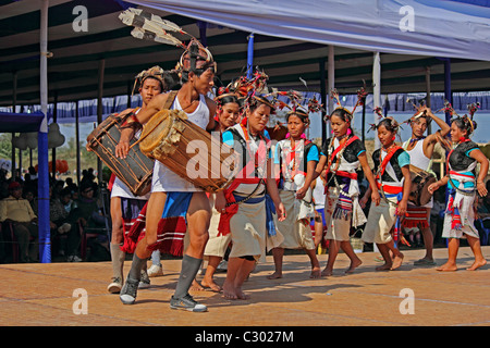 Tutsa Stämme darstellende traditioneller Tanz am Namdapha Öko-Kultur-Festival, Miao, Arunachal Pradesh, Indien Stockfoto