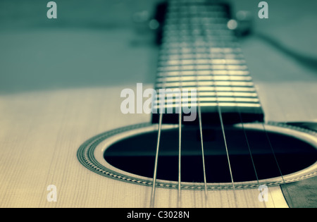 Eine akustische Gitarre nah oben flachen DOF-Vintage-Stil-Foto Stockfoto