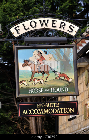 Das Pferd und Hund Kneipe Zeichen, Broadway, Worcestershire, England, UK Stockfoto