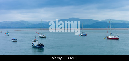 Segelboote vor Anker in Dyfi Mündung bei Aberdyfi, Aberdovey, Snowdonia, Wales Stockfoto