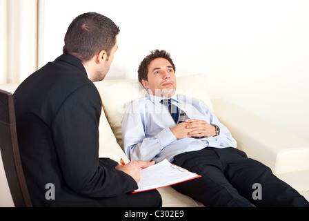 Psychiater Mann im Gespräch mit männlichen Patient hypnotisiert Stockfoto