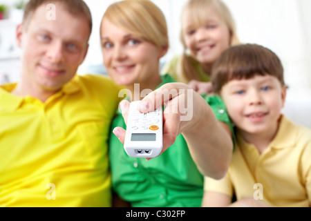 Nahaufnahme der Fernbedienung in weiblicher Hand in ihre Richtung lenken Stockfoto