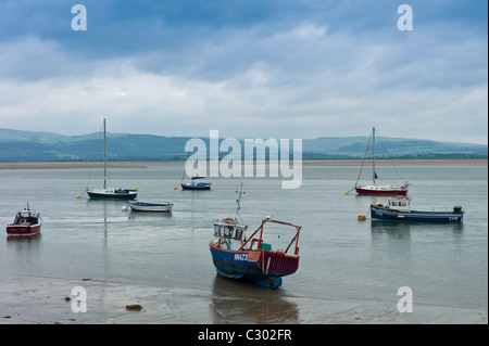 Segelboote und Fischtrawler vor Anker in Dyfi Mündung bei Aberdyfi, Aberdovey, Snowdonia, Wales Stockfoto