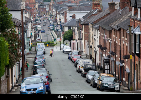 Typische Welsh-Straße von Reihenhäusern in Crescent Street, Newtown in Powys, Wales Stockfoto