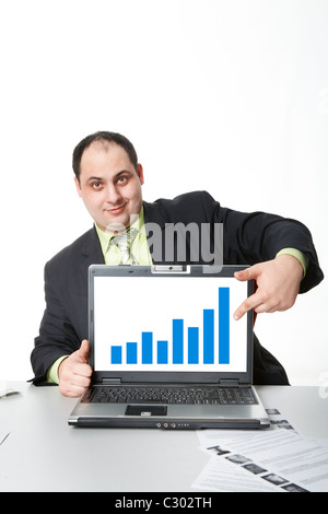 Foto von mittleren Alter Arbeitgeber zeigt Daumen oben beim Diagramm auf Laptop-Bildschirm zeigen Stockfoto