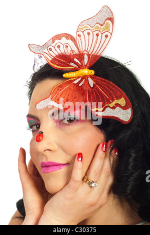 Attraktive Frau mit kreativen Frühling Make-up und großer Schmetterling im Haar isoliert auf weißem Hintergrund Stockfoto