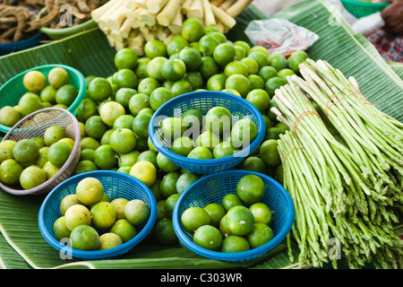 Bangkok: Limetten und Spargeln am lokalen Markt verkauft Stockfoto