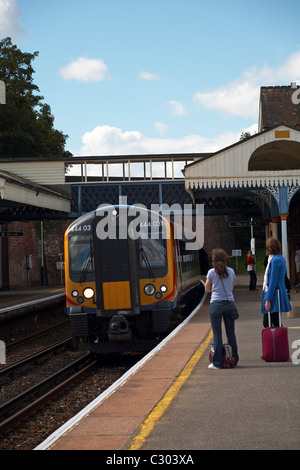 Passagiere auf dem Bahnsteig am Bahnhof Branksome, Poole, Dorset UK, die im September auf den Zug nach London warten Stockfoto