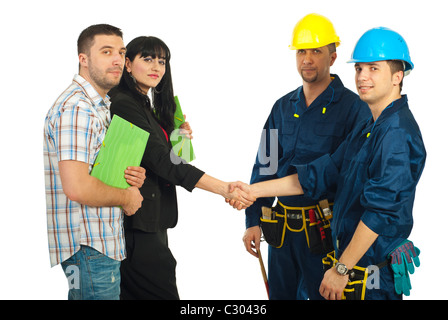 Mitte Erwachsenen paar und Arbeiter-Team, mit einer Vereinbarung und bietet Hand zu schütteln auf weißem Hintergrund Stockfoto