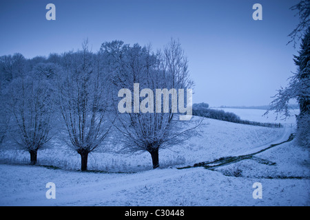 Traditionellen Schnee-Szene in The Cotswolds, Swinbrook, Oxfordshire, Vereinigtes Königreich Stockfoto