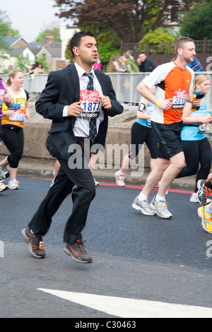 London Marathon 2011, Mann in einem Anzug Lounge mit Kragen und Krawatte. Stockfoto