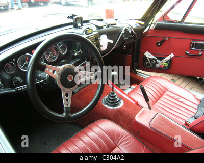 Innenraum des klassischen MGB Rallye-Auto bereit für den Wettbewerb Stockfoto