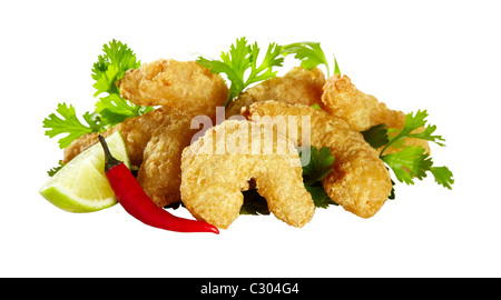 Frittierte Garnelen in knusprigem Teig Aufnahmen als einen Ausschnitt. Die Food-Fotografie ist mit Chili Zitrone Keil und grünem Salat gestützt. Stockfoto