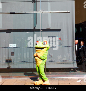 Mann im Frosch Kostüm außerhalb einer Barclays Bank-Filiale am Piccadilly Circus bei einem UKuncut Steuer Vermeidung protest Stockfoto