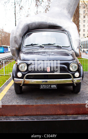 Lorenzo Quinn Vroom Vroom Skulptur im Park Lane in London Stockfoto