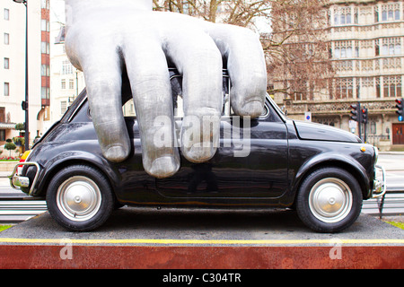 Lorenzo Quinn Vroom Vroom Skulptur im Park Lane in London Stockfoto