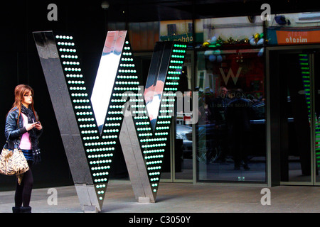 Frau geht vorbei an den Eingang des neu eröffneten W Hotels am Leicester Square in London Stockfoto