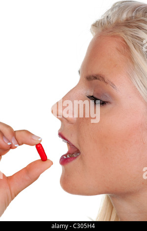 Frau mit vielen Pillen auf einem Löffel Stockfoto