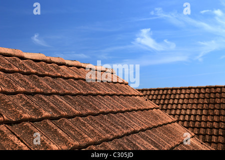 Alte Fliesen Dach und blauem Himmel. Abstrakte Foto als Hintergrund oder Hintergrund. Stockfoto
