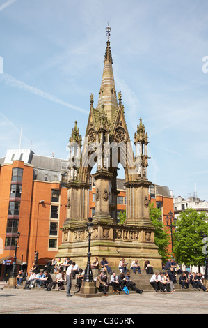 Büroangestellte mit Mittagessen Bremse, genießen Sie die Sonne in Albert Square Manchester UK Stockfoto