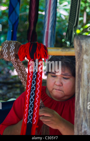 Gebürtige Amerikanerin Bespannung Perlen im Oconaluftee Indian Village in Cherokee, North Carolina Stockfoto