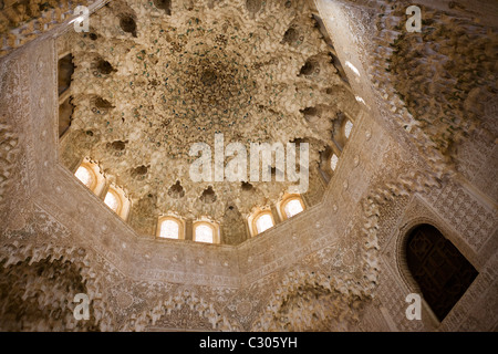 Reich verzierte Kuppel Architektur in der Sala de Dos Hermanas (Saal der zwei Schwestern) im Alhambra-Palast. Stockfoto