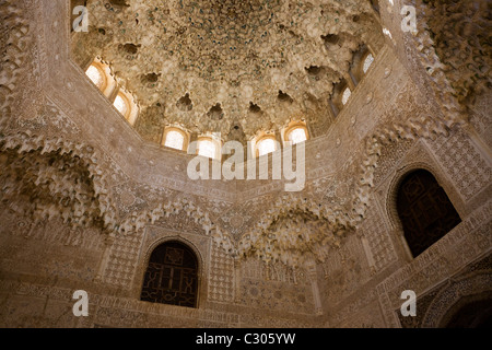 Reich verzierte Kuppel Architektur in der Sala de Dos Hermanas (Saal der zwei Schwestern) im Alhambra-Palast. Stockfoto