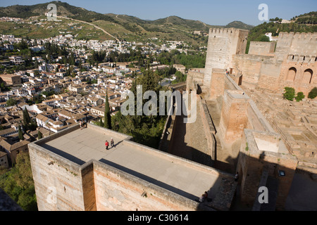 Antenne-Landschaft der alten arabischen Albaicin Viertel und umliegenden Barrios der maurischen Stadt Granada. Stockfoto