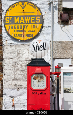 Vintage Shell-Zapfsäule und Automobilclub AA melden Ephemera bei St Mawes touristische Attraktion, Cornwall, England, UK Stockfoto