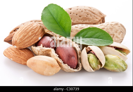 Peanuts. Isoliert auf weißem Hintergrund. Stockfoto