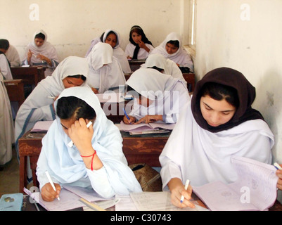 Matrik Studenten lösen Papier an einem Prüfungszentrum am Government College Girls während der jährlichen Immatrikulation Prüfung 2011 Stockfoto