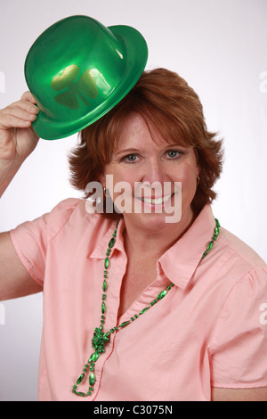 Irisch-amerikanischen Frau Kipp-grünen Hut feiern St. Patricks Day, weißen Hintergrund Studio gedreht, 20. April 2011 © KAndriotis Stockfoto