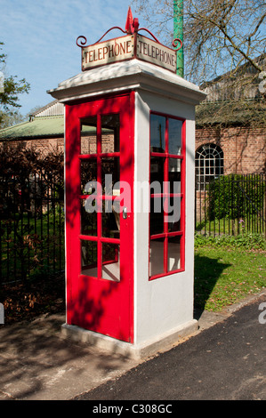 Red & White Vintage Telefonzelle am Transport Museum UK Touristenattraktion Stockfoto