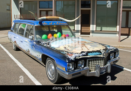 Alten Leichenwagen Cadillac bemalt und geschmückt mit langen Hörnern in Marfa, West Texas. Stockfoto