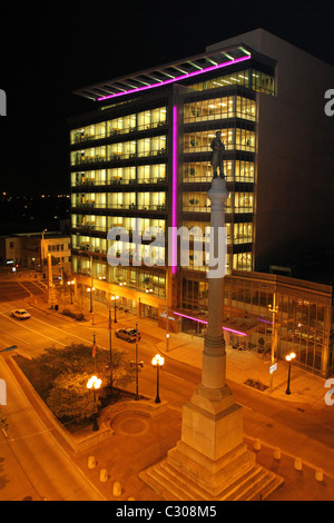 CareSource Gebäude mit Civil War Memorial vor. Stockfoto