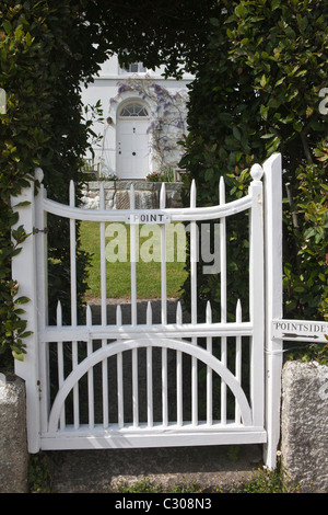 Elegant weiß lackierten Georgian House in Helston mit Blick auf die Helford Flussmündung, Cornwall, England, UK Stockfoto