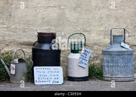 Ephemera alten Küchenutensilien als Sammlerstücke und Trödel auf Verkauf in Cornwall, England, UK Stockfoto