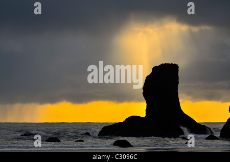 Welle von Licht bricht durch die Wolken am zweiten Strand Stockfoto
