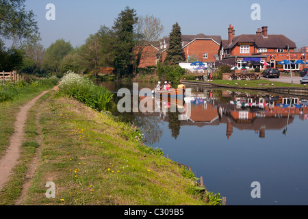 Wey Navigation Canal bei Stoke Lock, Guildford, Surrey, England Stockfoto